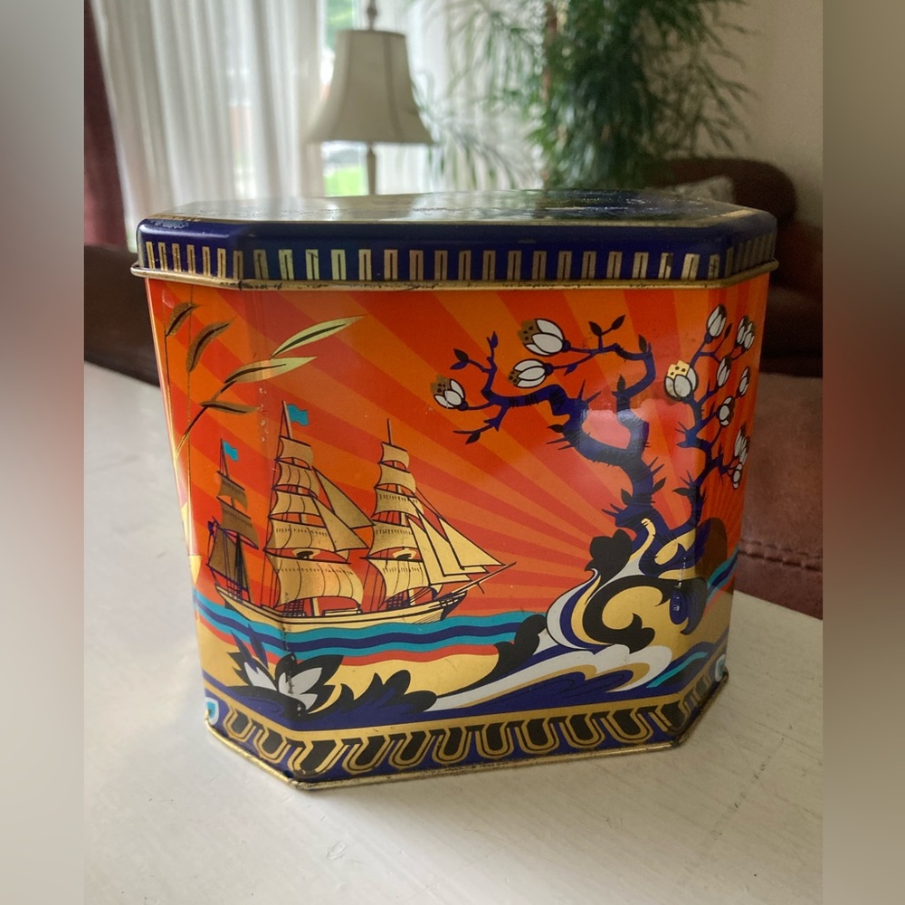 ‘50s sailing ships 8-sided tin in good condition